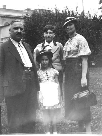 1935 Marie Donner (then Spitz) at the age of 5 with a family at the Linz Hessenplatz